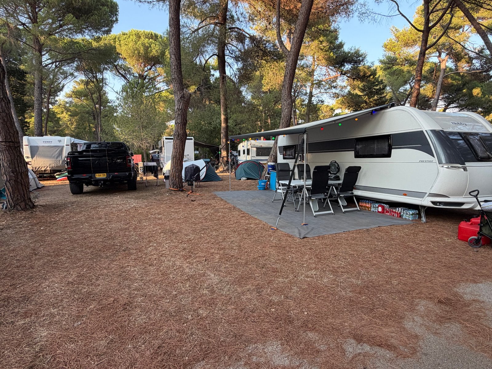 Hobby UFF 650 uit 2022 met Mover, Airco en Luifel, Mover, Paul@stippentexclusive.nl, Rondzit, Hobby