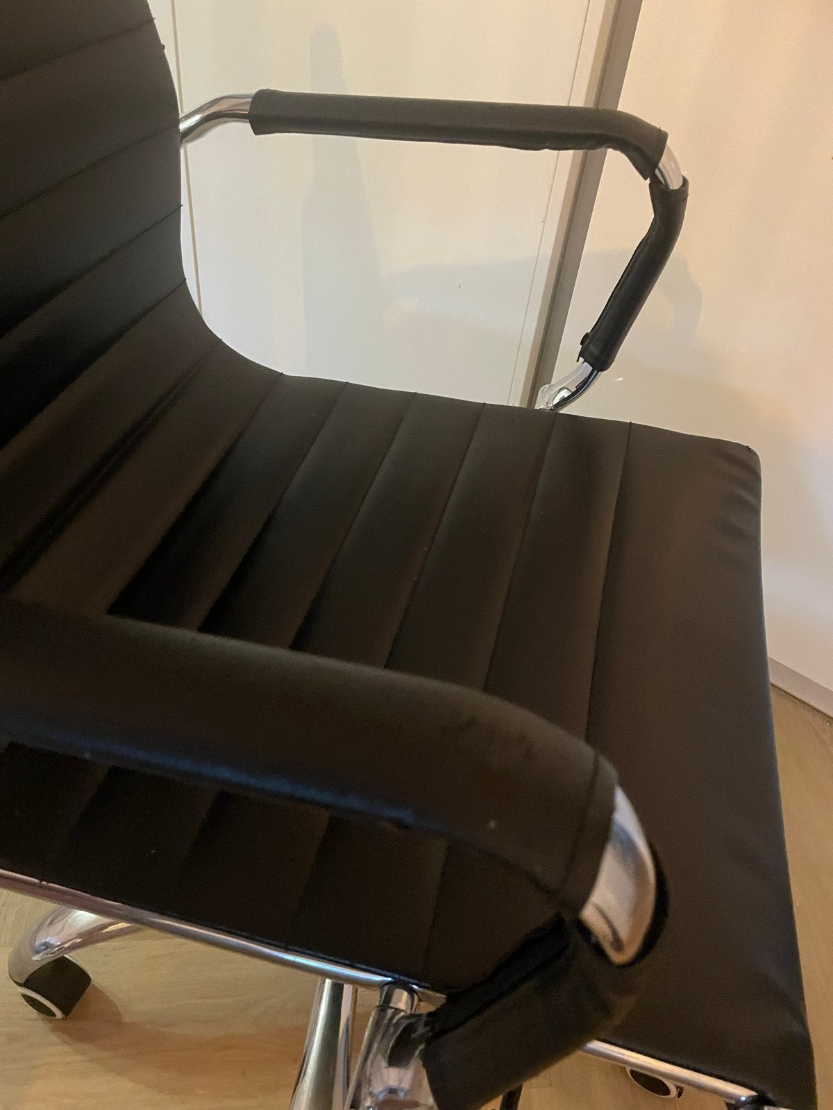 Zwarte leren bureaustoel eames stijl