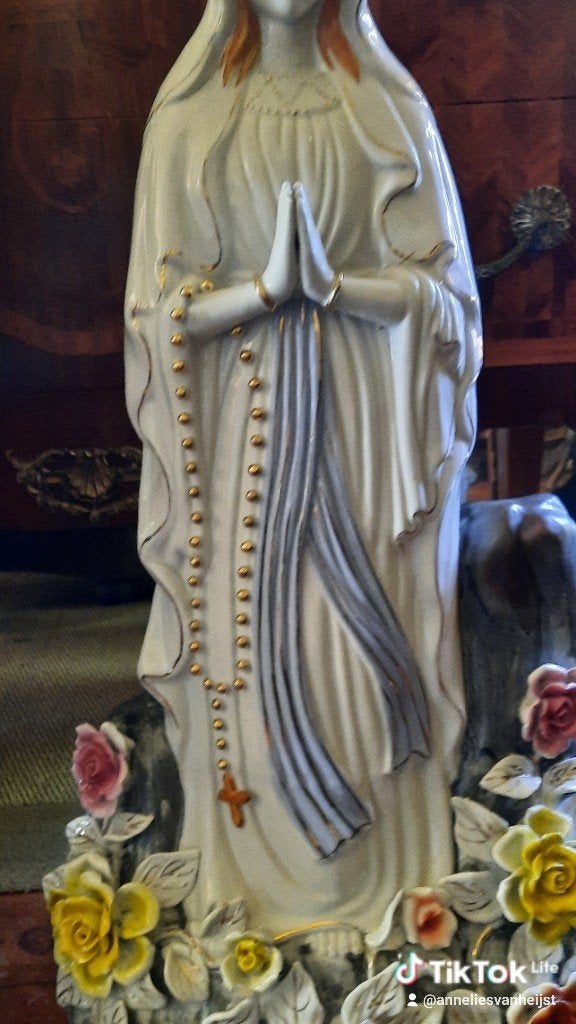 Antiek Mariabeeld met rozenkrans en bloemen, Antiek en Kunst, Ophalen of Verzenden