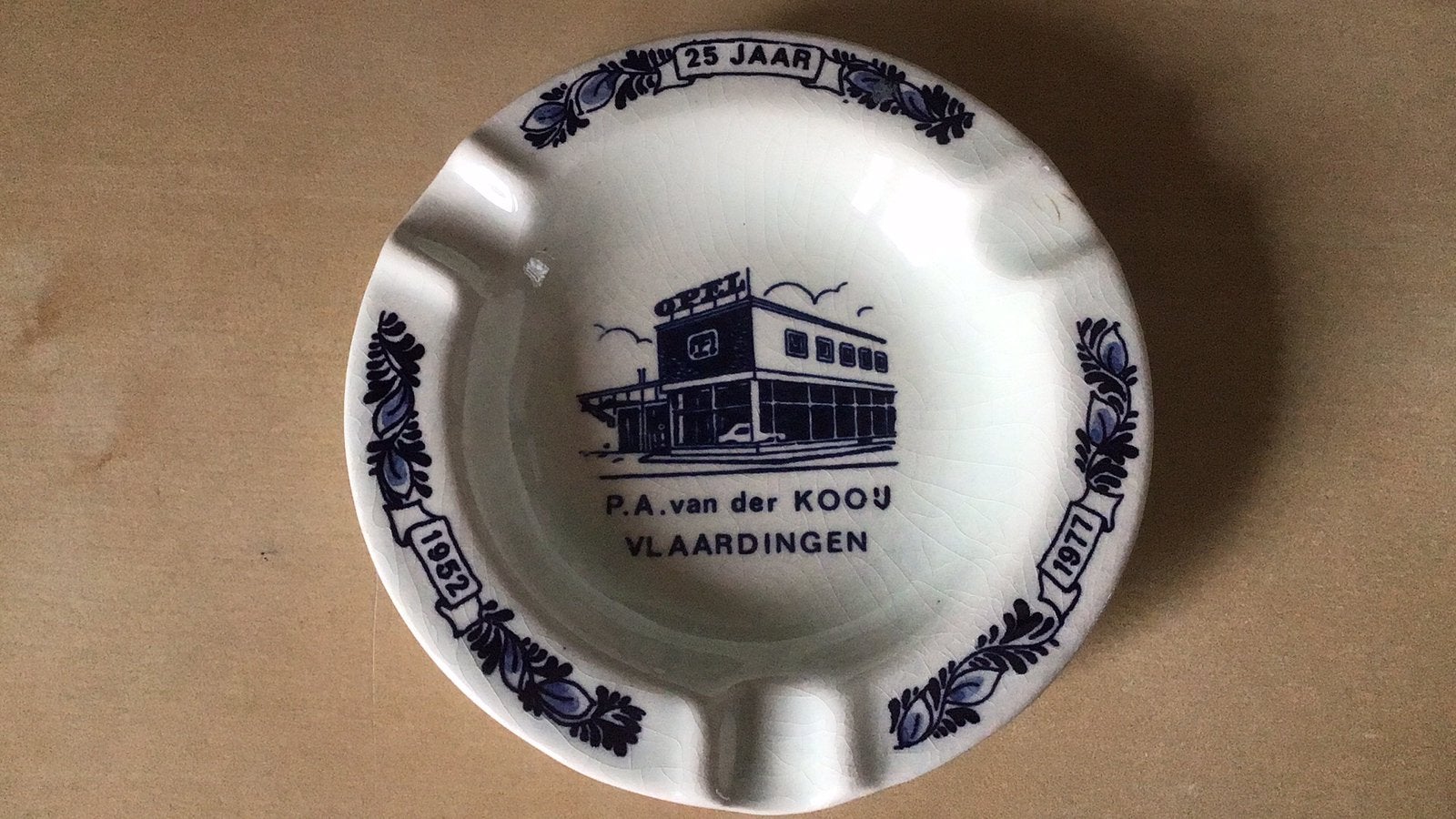 ASBAK OPEL DEALER VAN DER KOOIJ VLAARDINGEN PAINTED IN DELFT, Ophalen of Verzenden, Nieuw, Auto, Overige merken