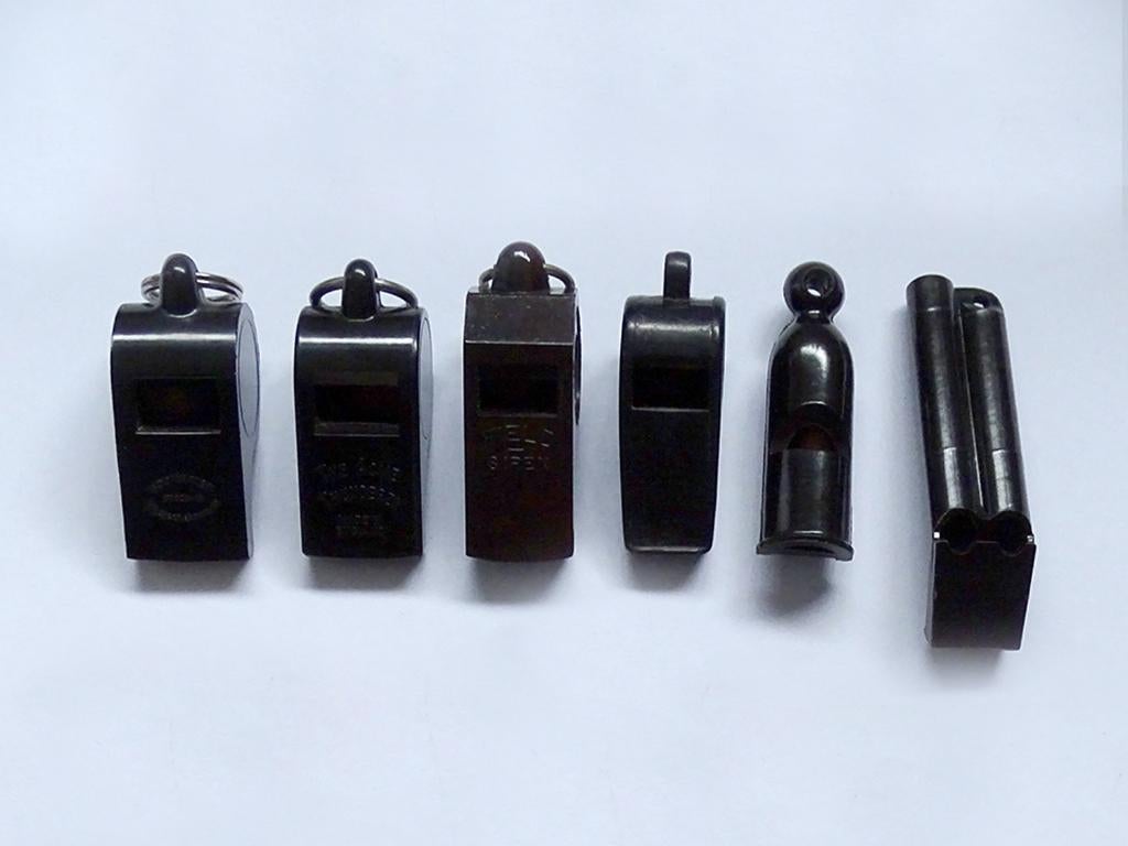 6 Duitse en Engelse Bakeliet Fluitjes, Verzamelen, Militaria | Tweede Wereldoorlog, Verzenden, Engeland