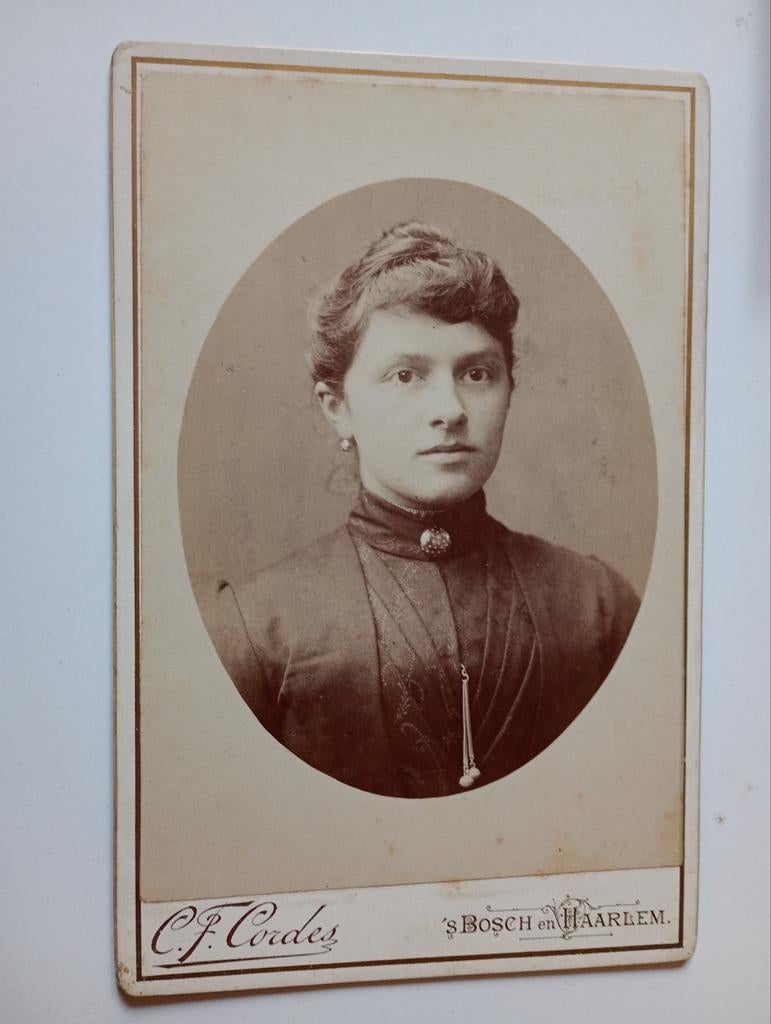 Kabinetsfoto 's-Hertogenbosch Vrouw, Gebruikt, Foto, Ophalen of Verzenden, Voor 1940