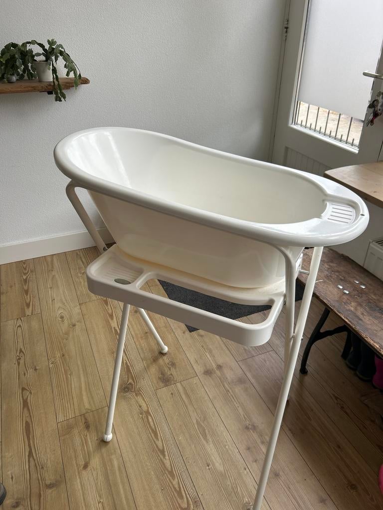 Babybadje met standaard - Wit, Kinderen en Baby's, Badjes en Verzorging, Zo goed als nieuw, Badje, Standaard, Ophalen