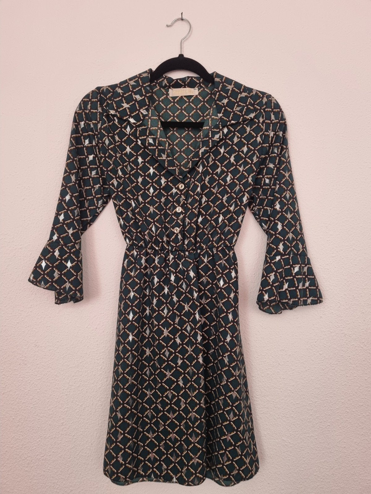 Groene jurk met gouden details., Maat 38/40 (M), Ophalen of Verzenden, Knielengte, Groen