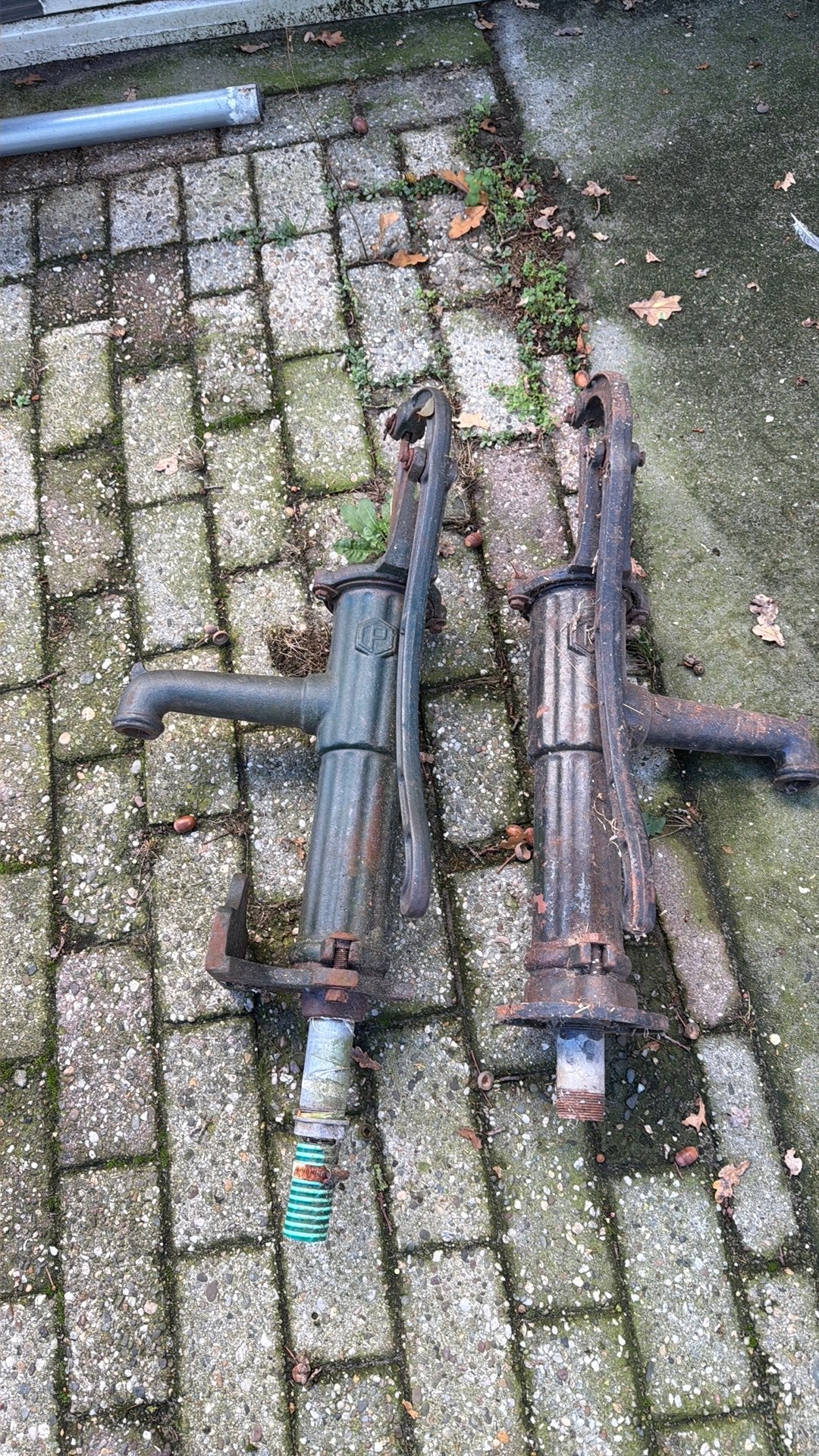 2 oude gietijzeren waterpompen, Ophalen, Zo goed als nieuw, Handmatig, Overige typen