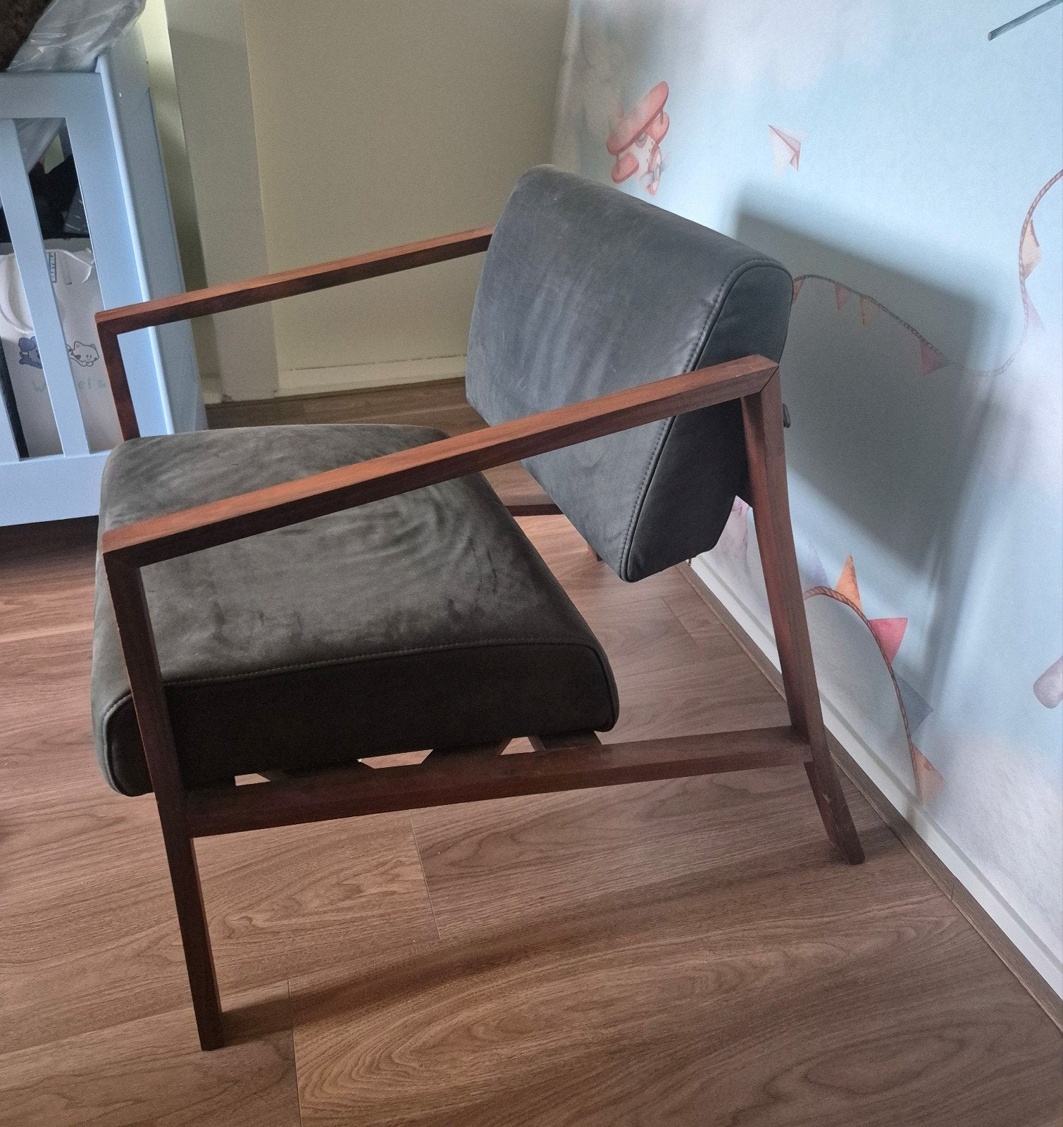 gratis! Walnoten fauteuil met zwart leer, Huis en Inrichting, Ophalen, Gebruikt, Minder dan 75 cm, Hout