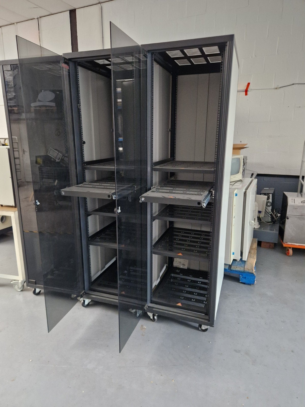 serverkasten met glazen deuren en legplanken, Ophalen