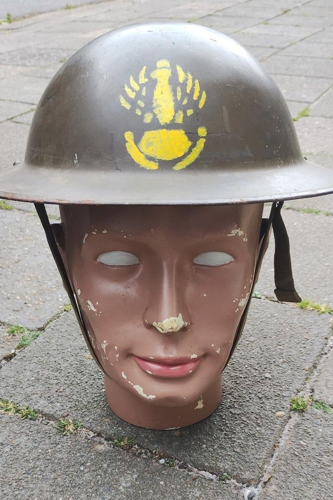 Britse Mk II Helm met Pools Embleem WOII - Brodie Helm, Verzamelen, Militaria | Tweede Wereldoorlog, Verzenden, Engeland, Helm of Baret