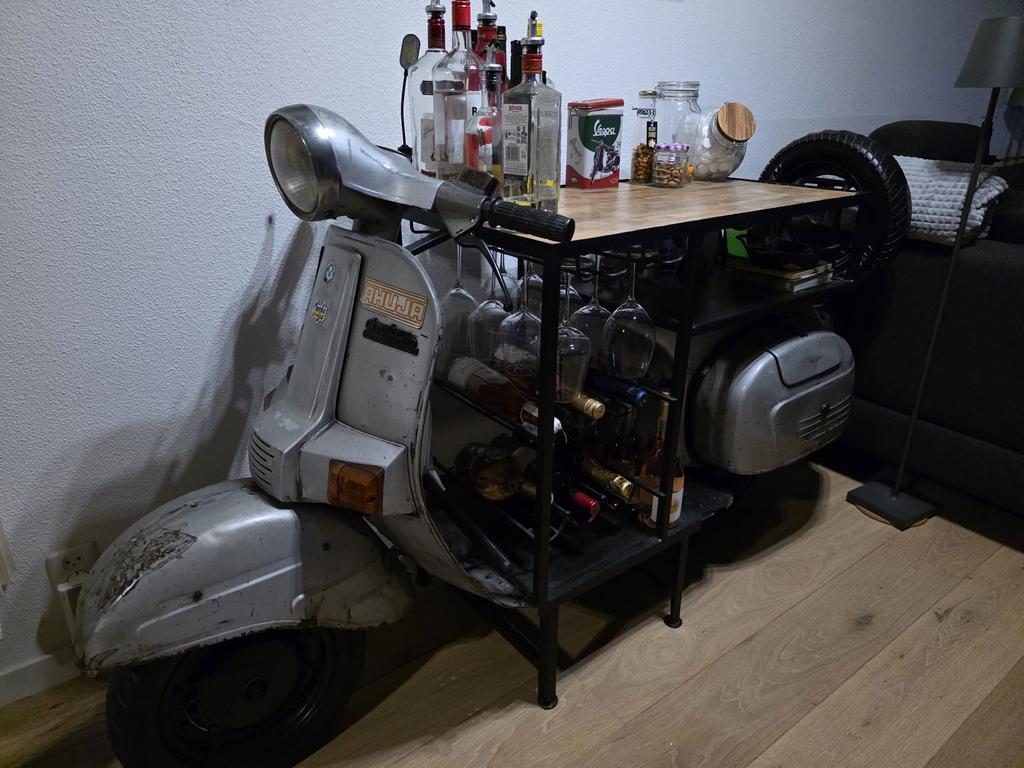 Unieke Vespa scooter Bar: Stijlvolle Drankkast en Decoratie, Ophalen, Gebruikt