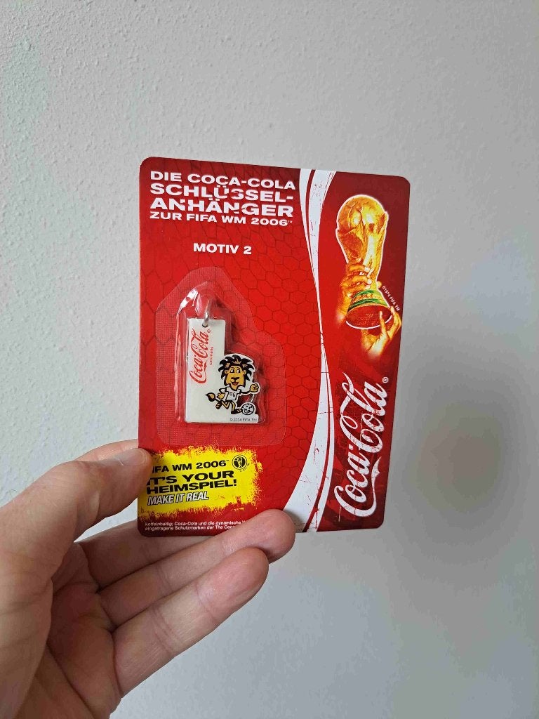Coca Cola Sleutelhanger Voetballen FIFA WM 2006 Motief 2, Ophalen of Verzenden, Nieuw, Gebruiksvoorwerp
