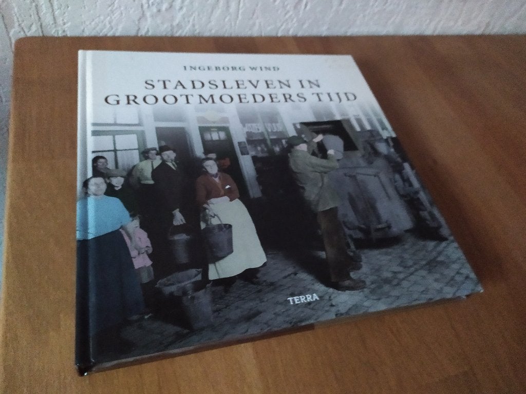 Stadsleven in grootmoeders tijd - Ingeborg Wind, Boeken, Ophalen of Verzenden, Gelezen