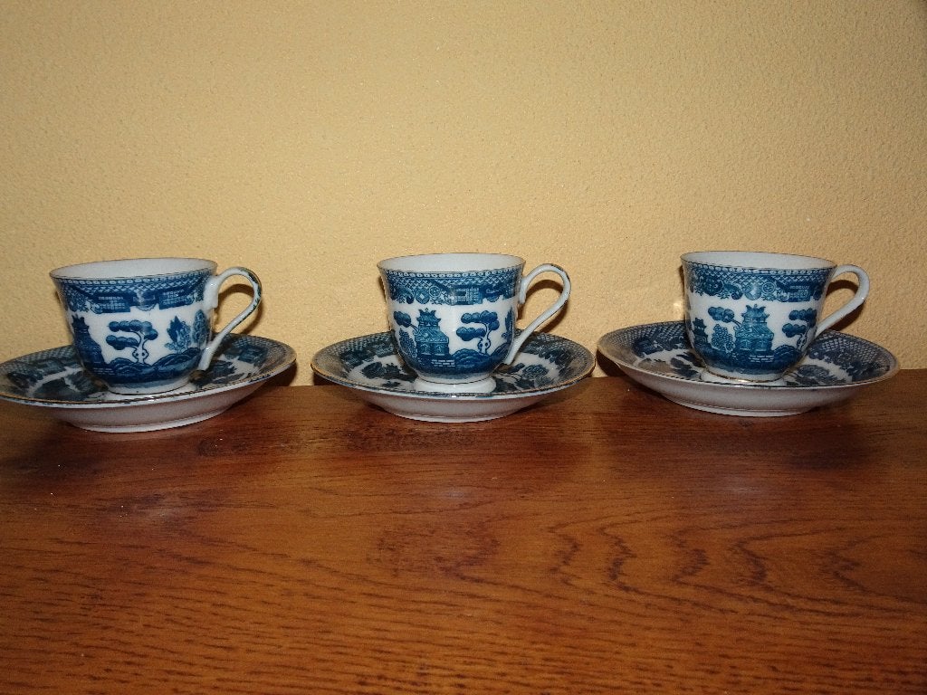3 Japanse Blue willow mokka kop en schotels, Ophalen of Verzenden, Zo goed als nieuw, Overige stijlen, Kop(pen) en/of Schotel(s)