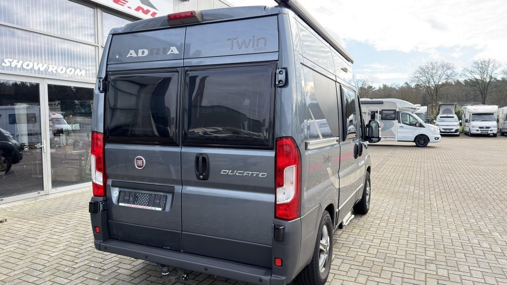 Slechts 4,96mtr De Adria Twin 500S 2015 2.3Mj 150pk 161dkm, Ringverwarming, Tot en met 2, ABS, Adria
