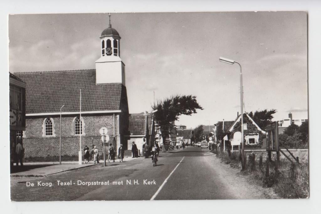 178 Texel De Koog Dorpsstraat Mensen met NH Kerk Verzonden, Verzenden, 1940 tot 1960, Gelopen, Waddeneilanden