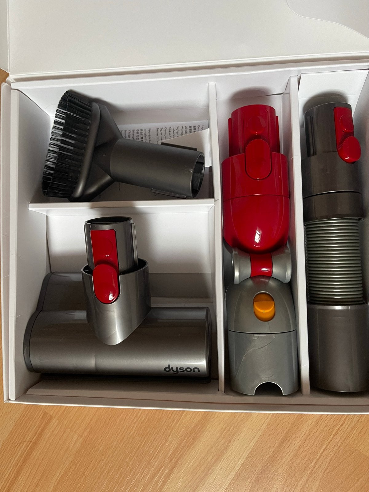 Foto 3 van Dyson V8 Absolute steelstofzuiger met accessoires