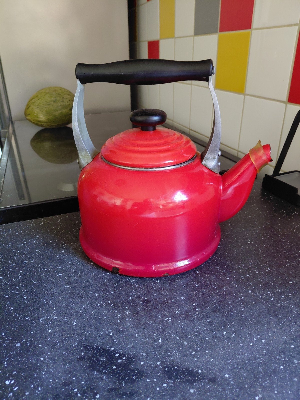 Rode fluitketel Le Creuset, Huis en Inrichting, Theepot/fluitketel, Gebruikt, Ophalen of Verzenden, Metaal