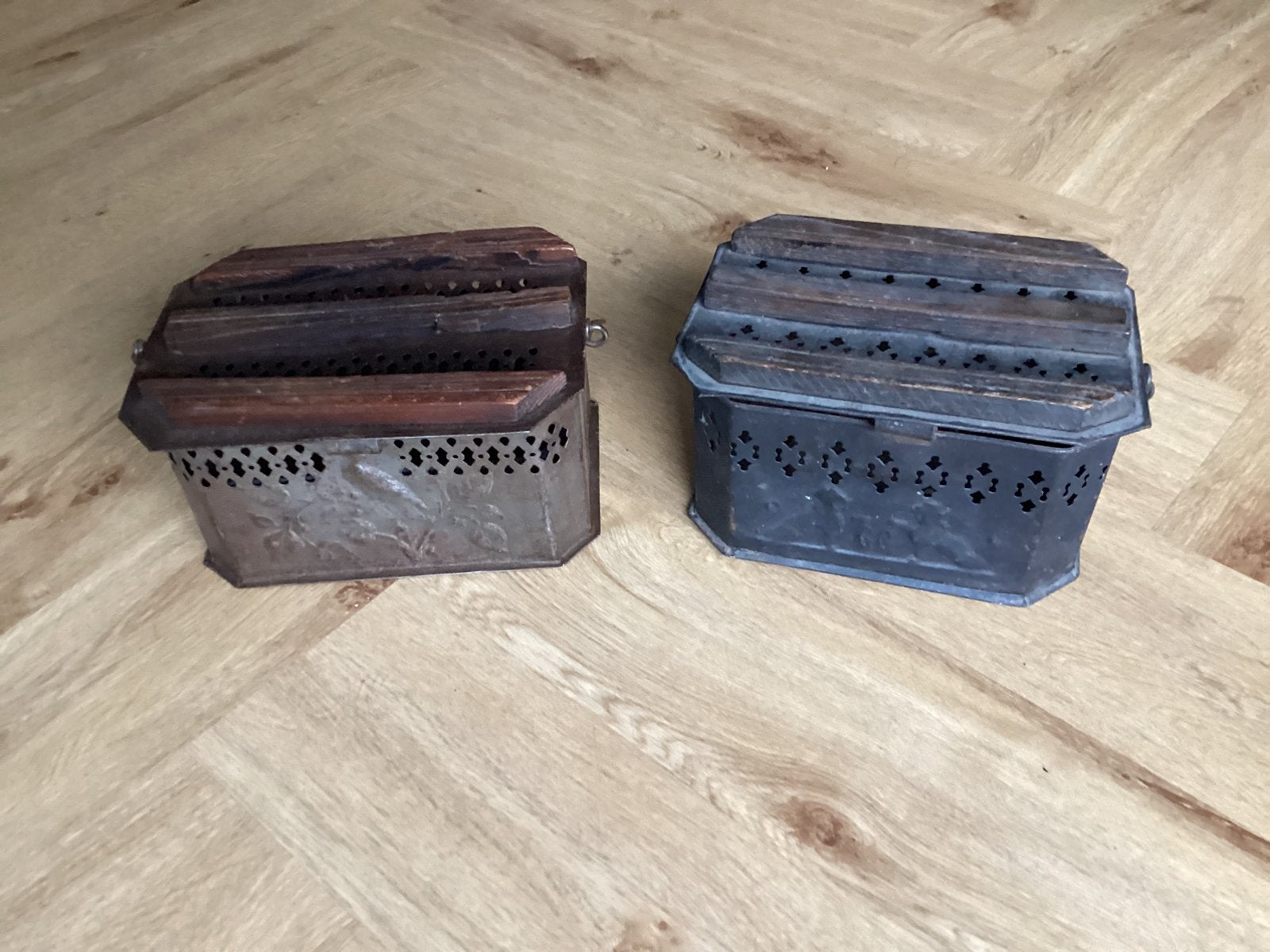 2 antieke voetstoofjes, chaufferettes of koetsvoetwarmers, Ophalen of Verzenden