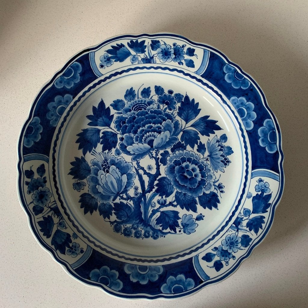 Delfts blauw wandbord met bloemen (1977) - Porceleyne Fles, Antiek en Kunst, Antiek | Keramiek en Aardewerk, Ophalen