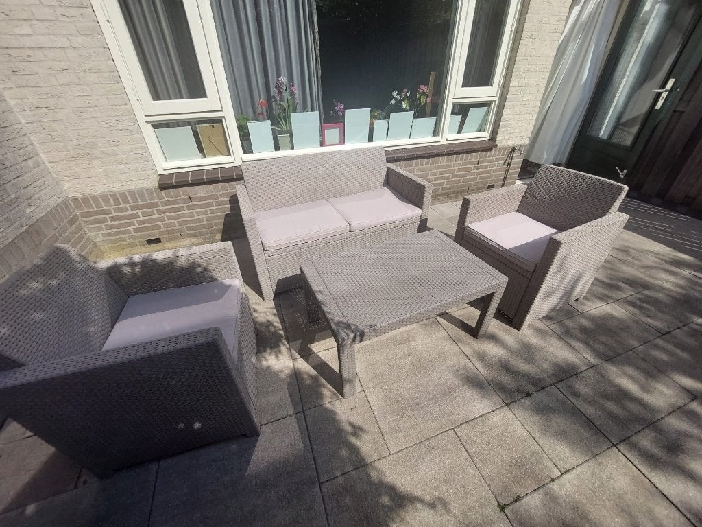 Grijze loungeset - 2 stoelen, bank en tafel, Ophalen, 4 zitplaatsen, Kunststof, Gebruikt