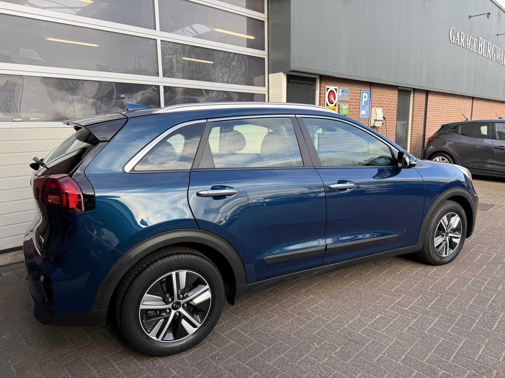 Kia Niro 1.6 GDi Hybrid DynamicLine *ALL-IN PIJS*, 12 maanden, Gebruikt, Blauw, Leder en Stof