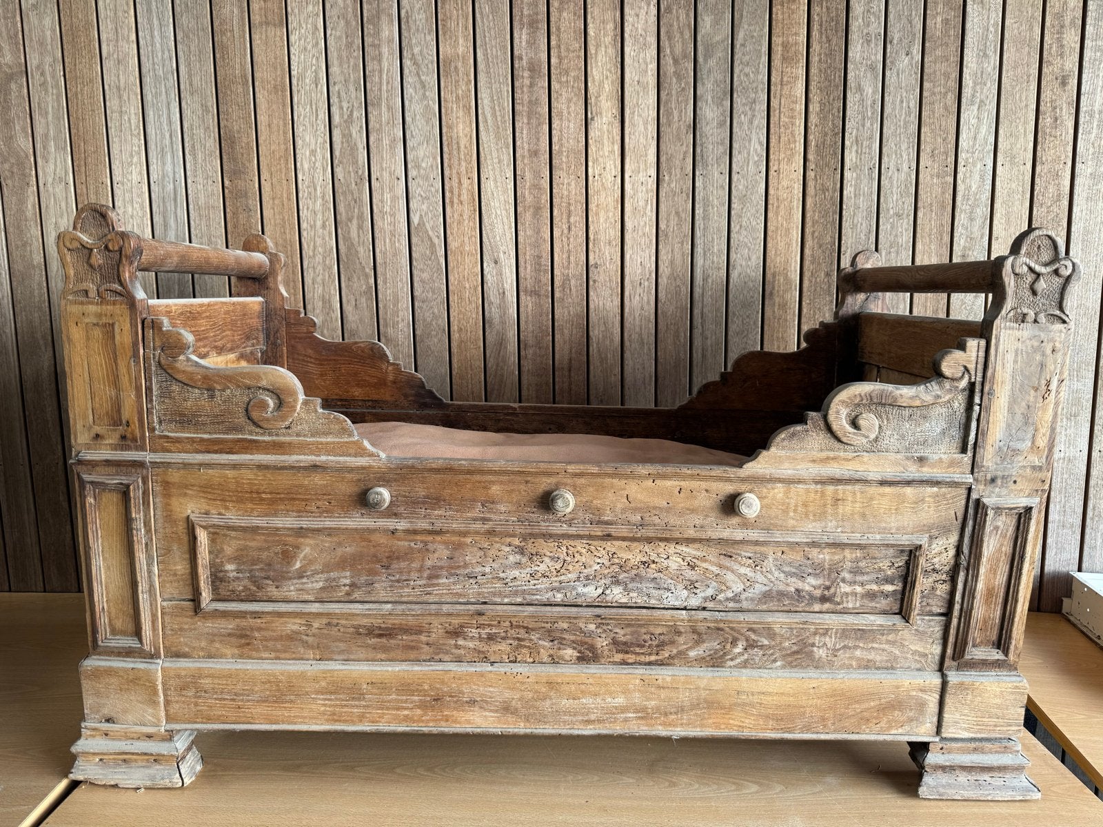 Antiek houten wiegje/hondenmand met sierlijk houtsnijwerk, Ophalen