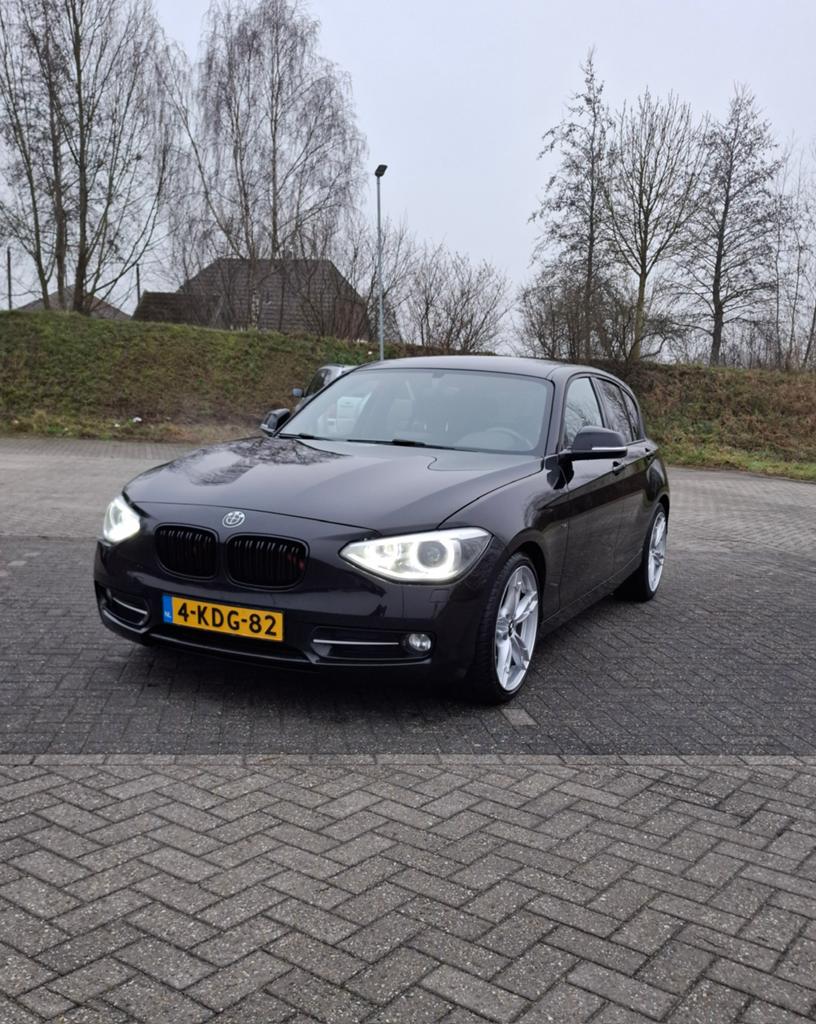 BMW 1-Serie 116I 100KW 5DR 2013 Zwart, Auto's, 1-Serie, Zwart, 4 cilinders, Zwart