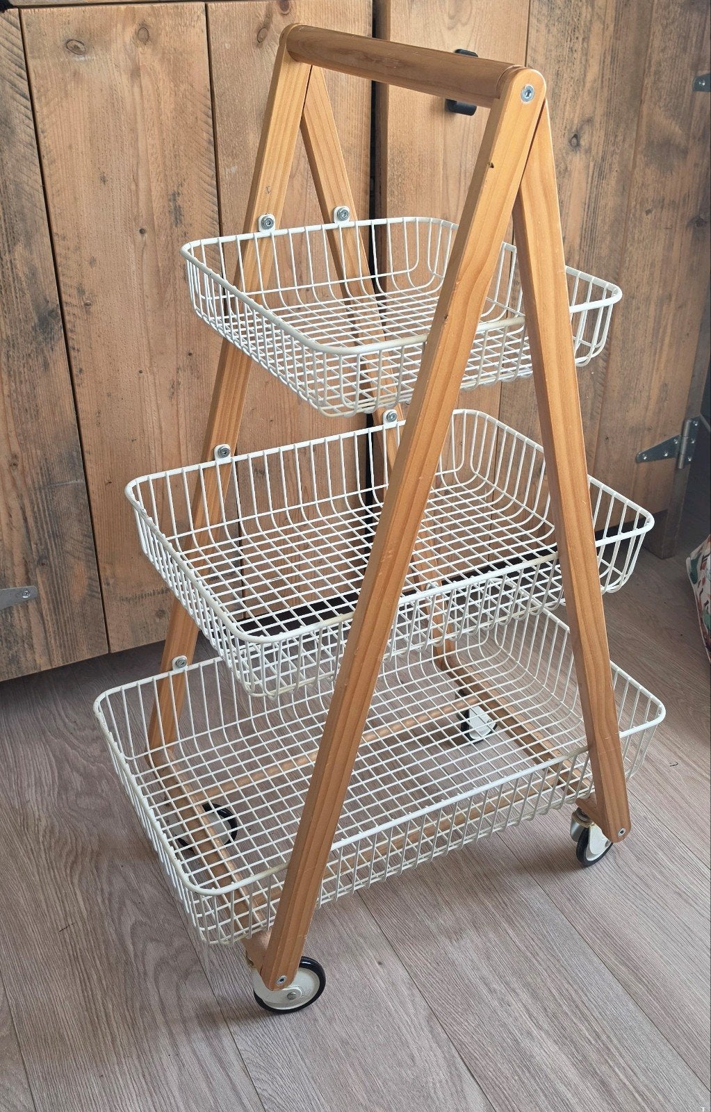Bamboe trolley met 3 witte metalen mandjes op wieltjes, Ophalen