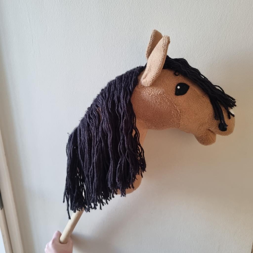 Hobbyhorse - Bruin stokpaard met zwarte manen, Ophalen of Verzenden, Zo goed als nieuw, Jongen of Meisje