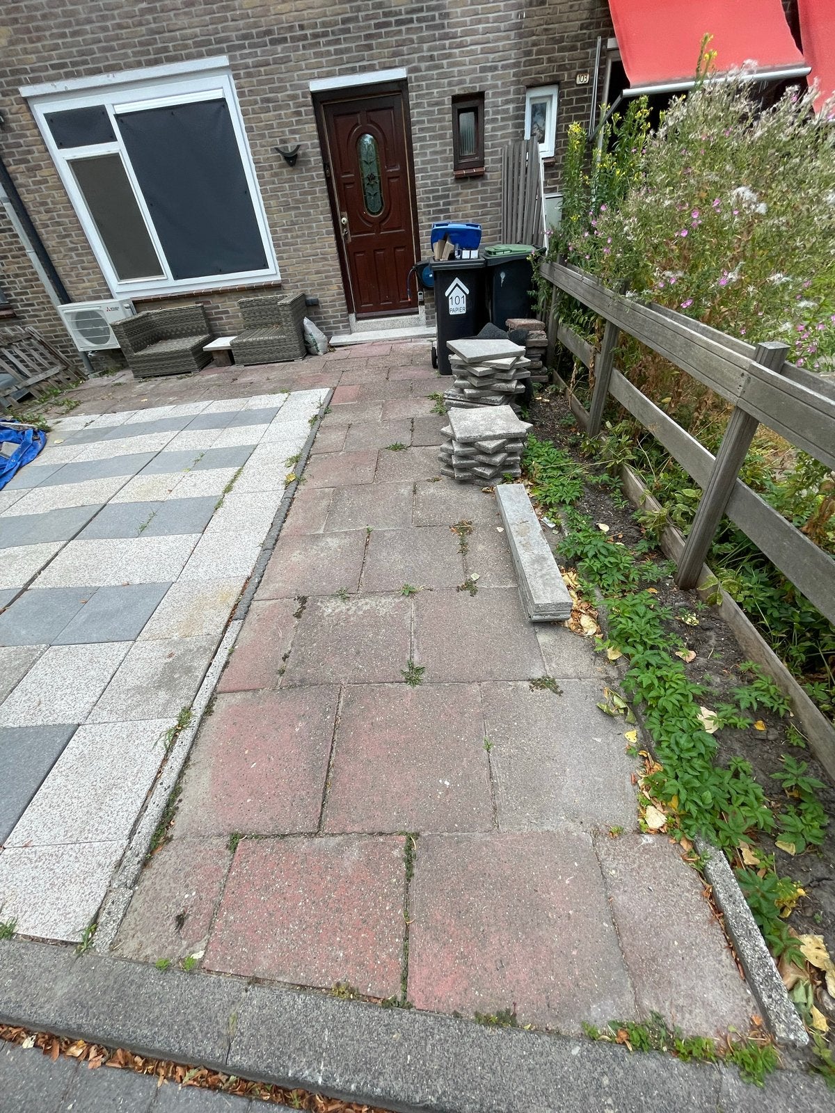 Gratis af te halen: Diverse terrastegels (wit, grijs, rood), Tuin en Terras, Ophalen, Gebruikt, 10 m² of meer, Beton