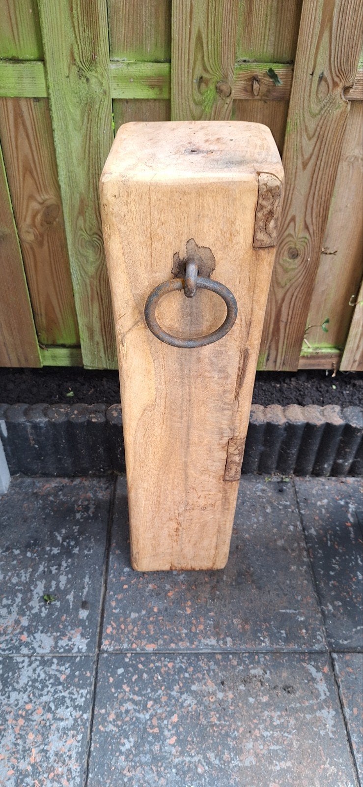 Decoratieve houten paal met metalen ring, Ophalen