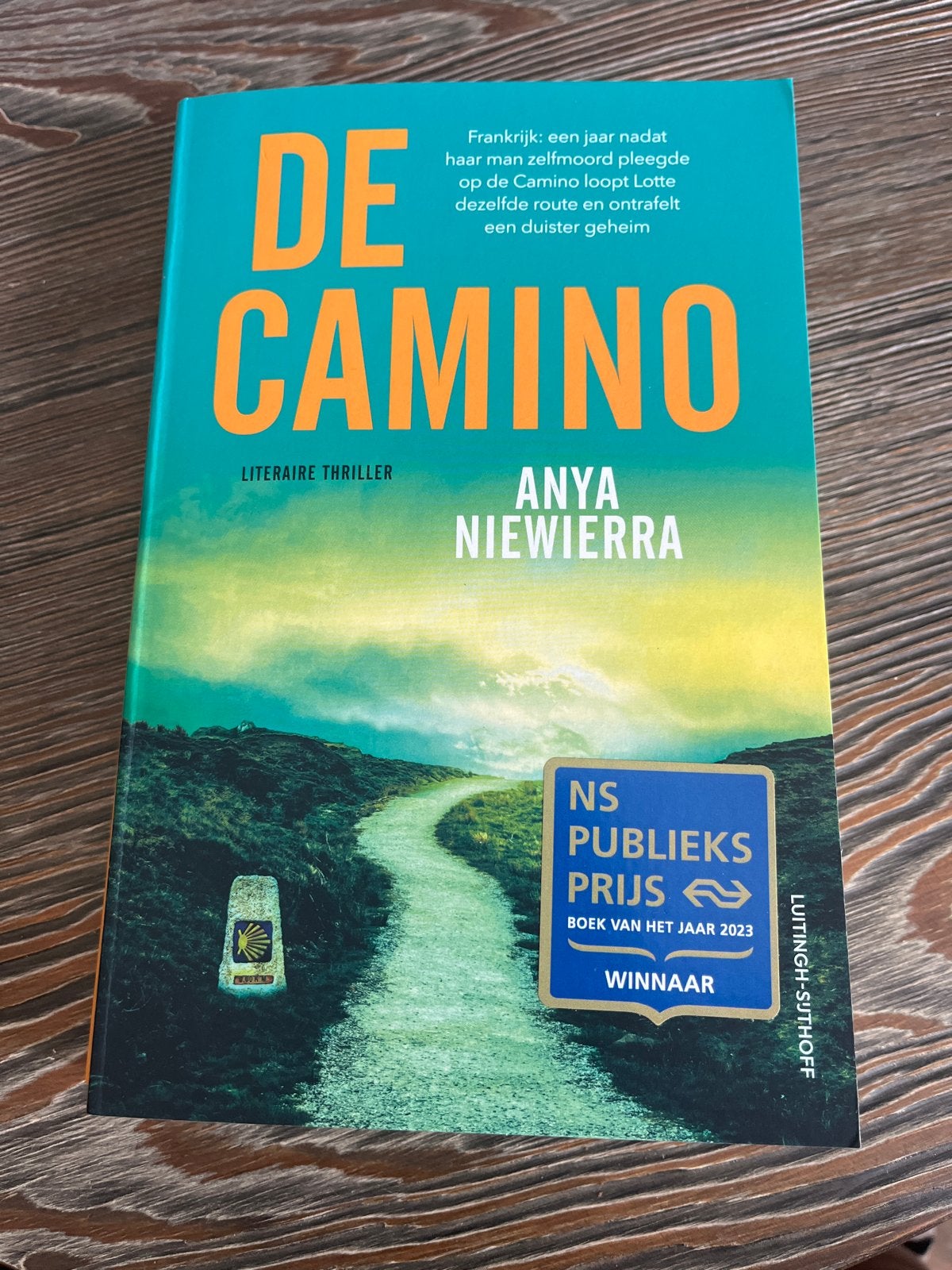 De Camino - Anya Niewierra (NS Publieksprijs Winnaar), Ophalen of Verzenden, Zo goed als nieuw, Nederland