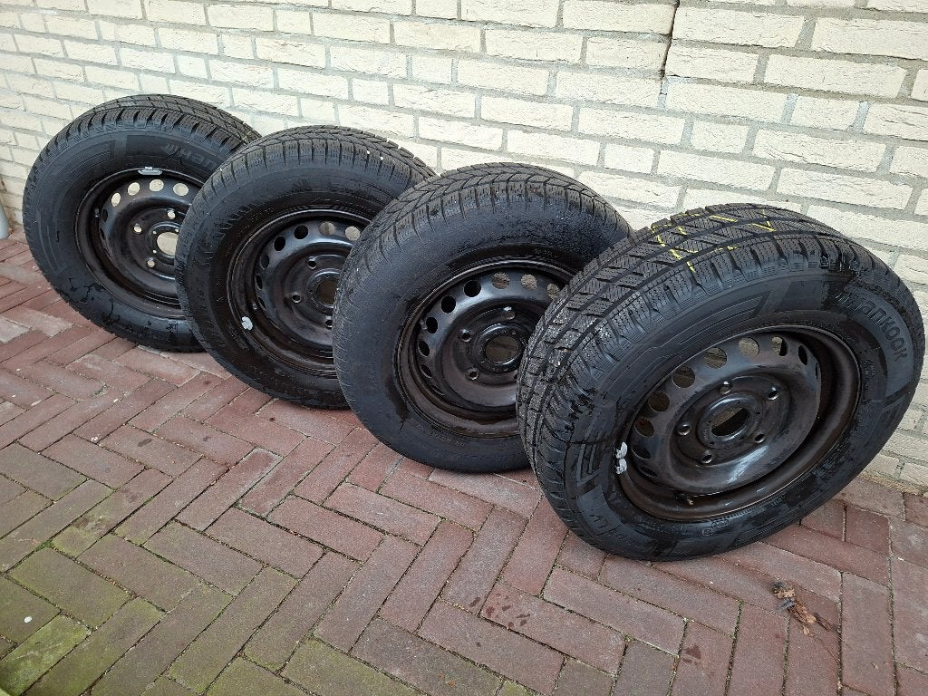 Set goede winterbanden op stalen velgen 215/65 R15C, Auto-onderdelen, Ophalen, 15 inch, Banden en Velgen, Winterbanden