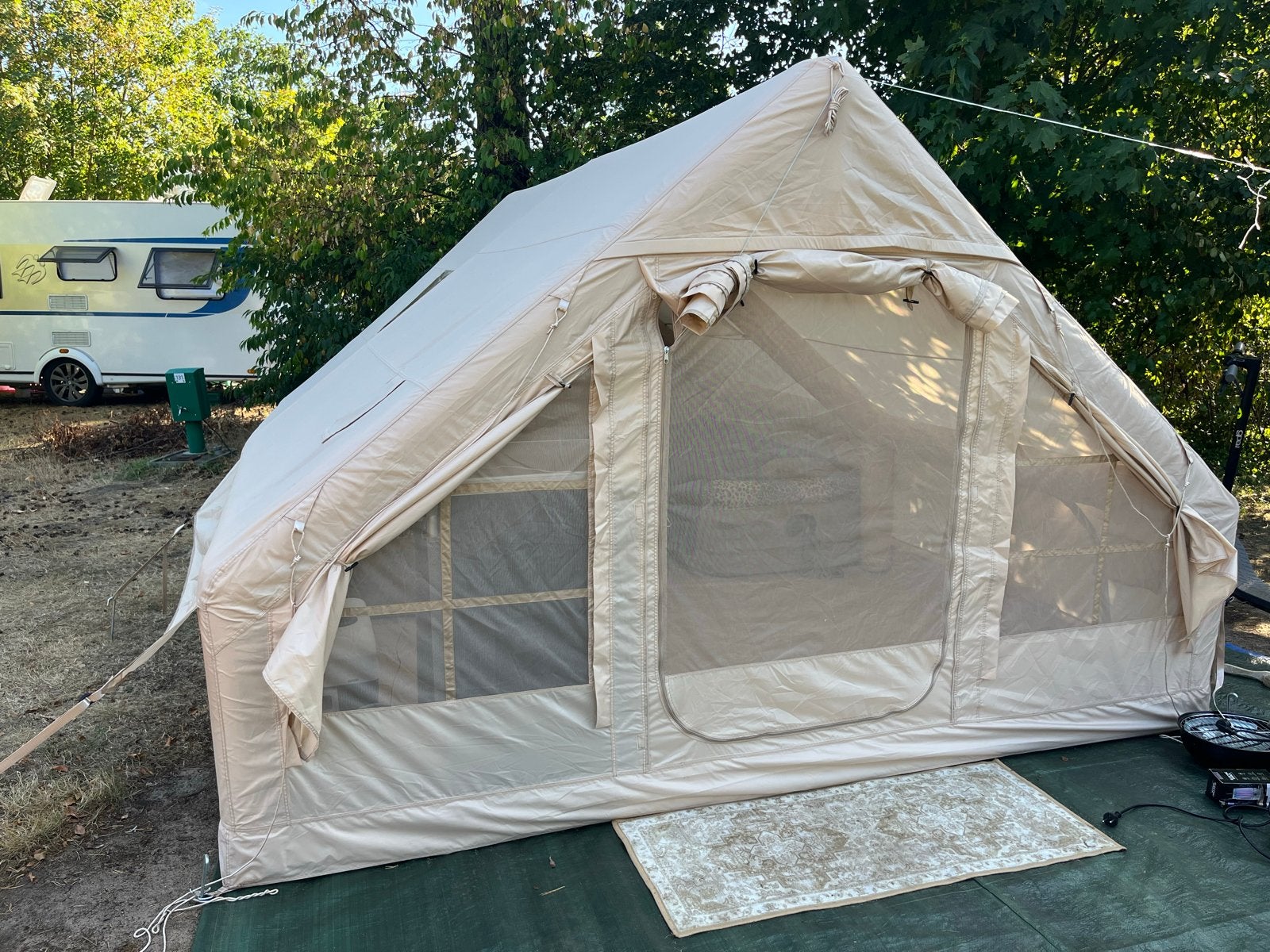 Ruime opblaasbare tent voor 4 tot 6 personen, Caravans en Kamperen, Ophalen, Zo goed als nieuw, Tot en met 6