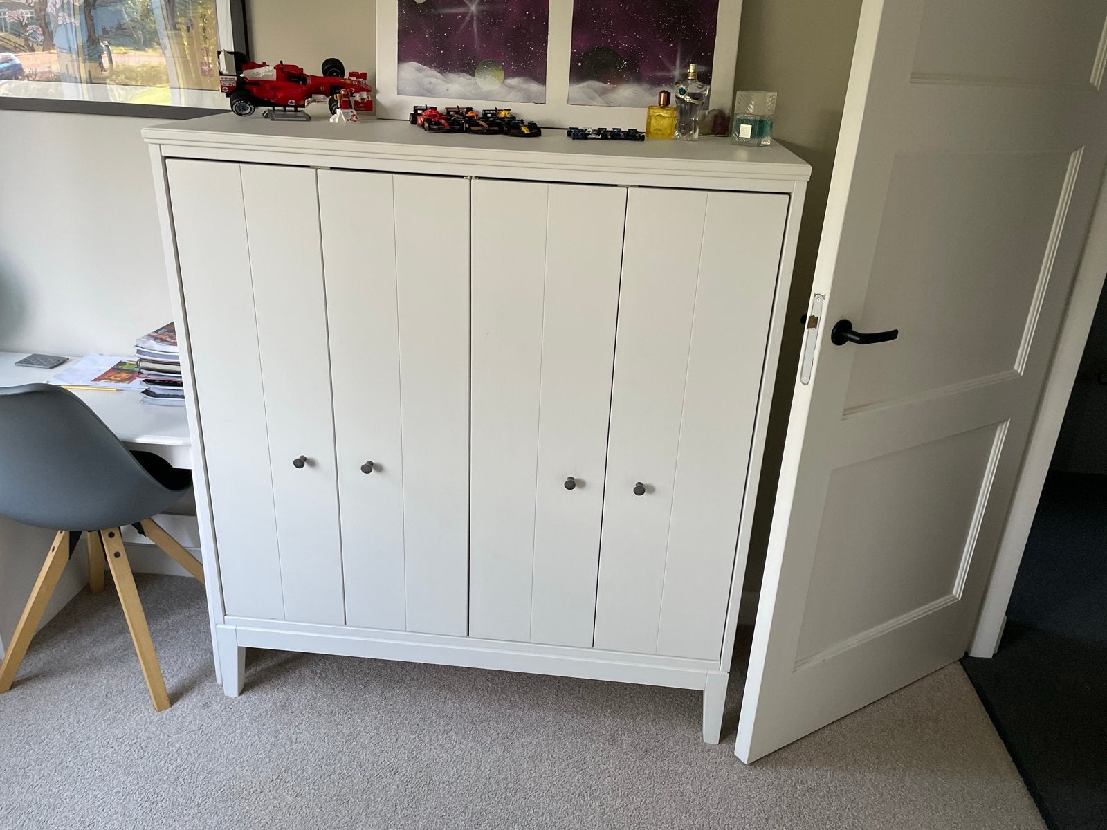 Witte kast met twee vouwdeuren, Ophalen, 100 tot 150 cm, Zo goed als nieuw, 25 tot 50 cm