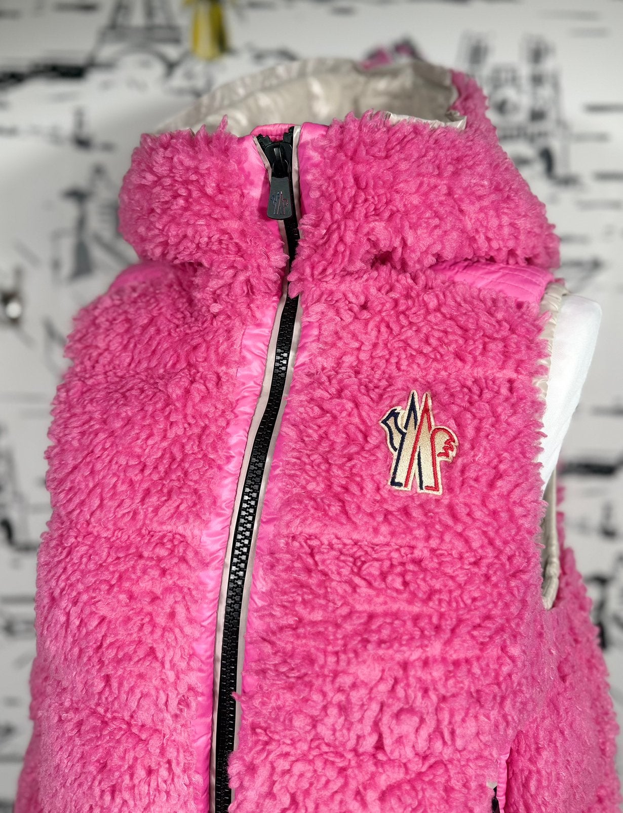 Moncler Grenoble roze donsjas bodywarmer maat S (950 euro), Moncler EU, Ophalen of Verzenden, Zo goed als nieuw, Moncler