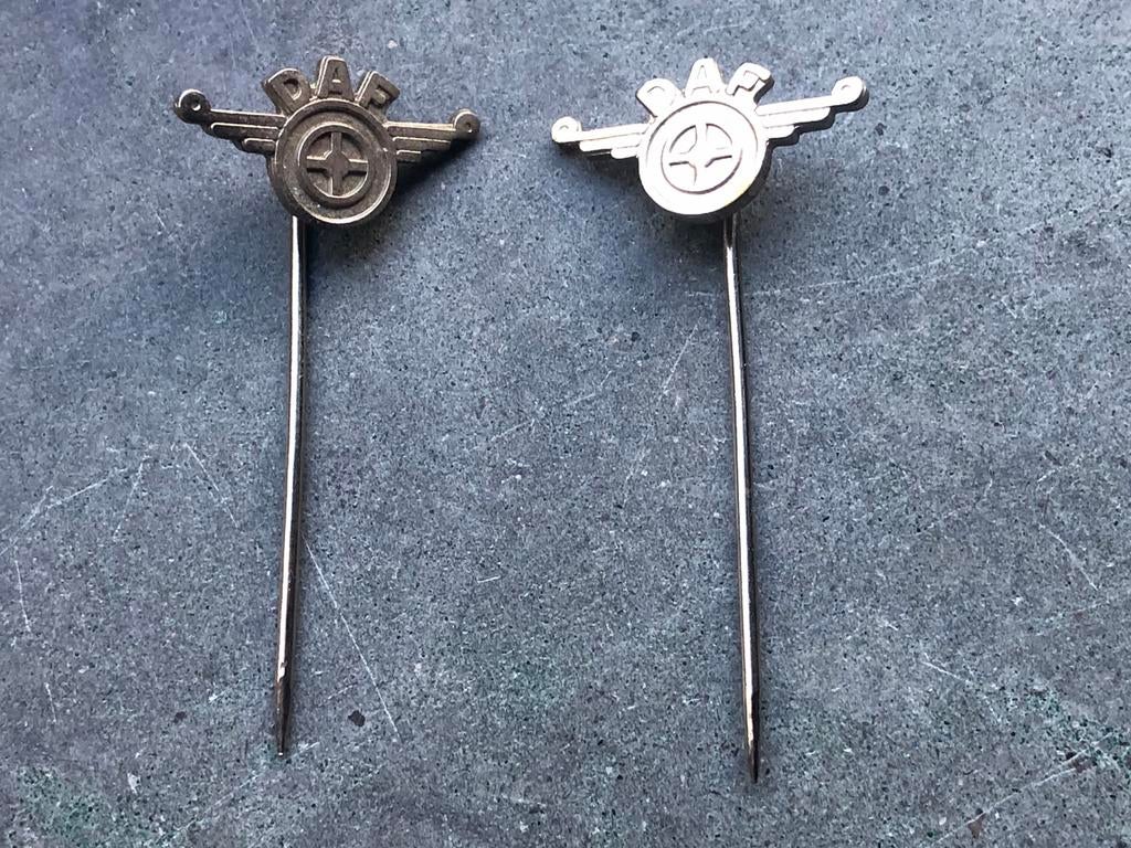 2 speldjes DAF Eindhoven (ook los te koop), Verzamelen, Ophalen of Verzenden, Gebruikt, Merk, Speldje of Pin
