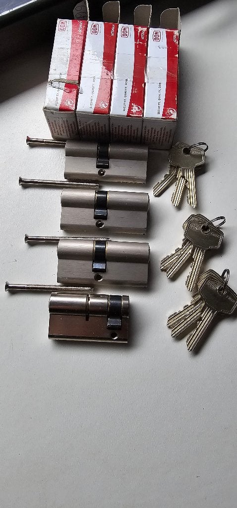 NIEUWE DOM PLURA 4 CILINDERS GELIJKSLUITEND 3X 30X35 + 10X45, Doe-het-zelf en Verbouw, Ophalen of Verzenden, Nieuw, Koper of Messing