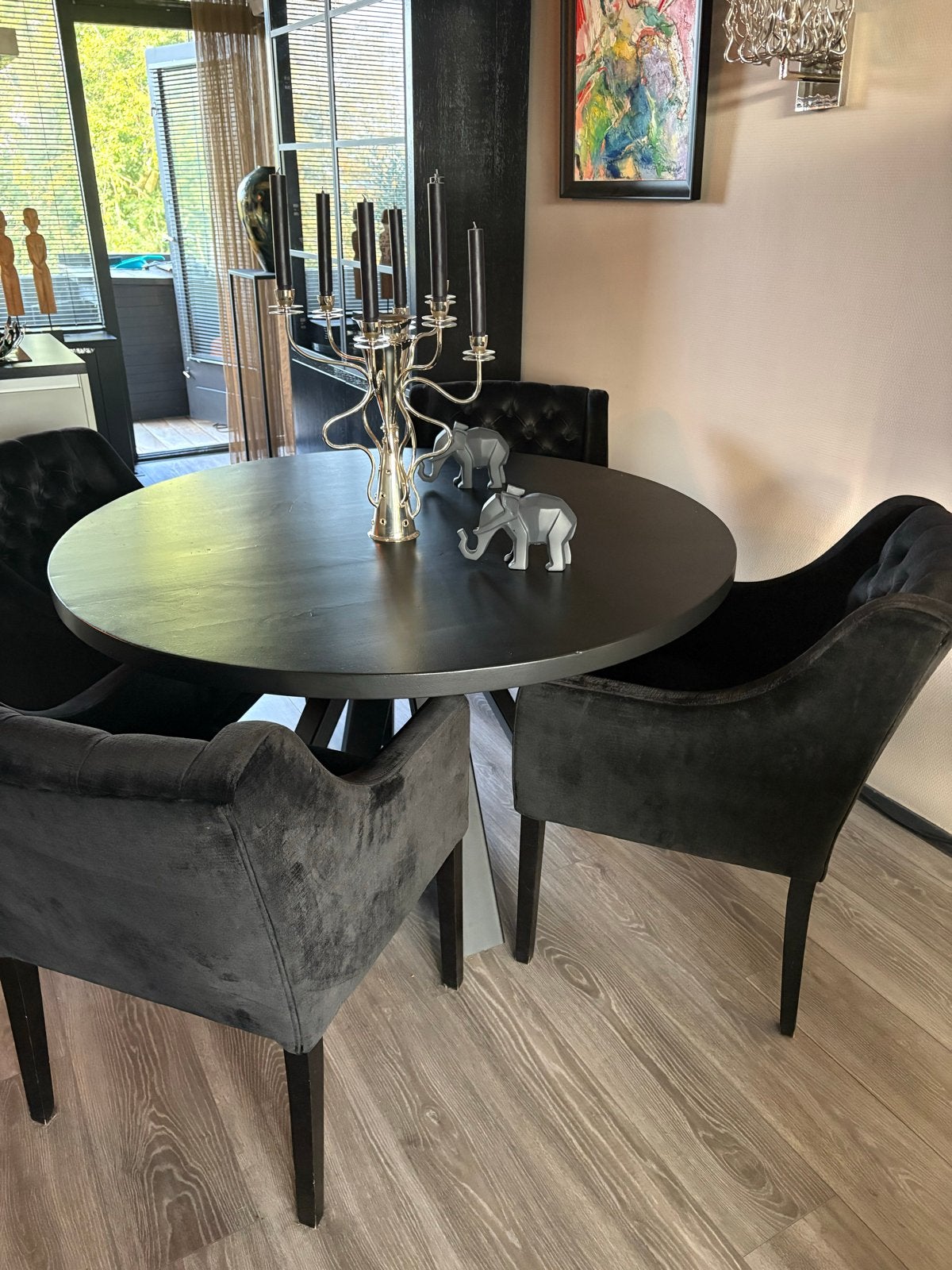 Foto 3 van Ronde eiken eettafel (zwart) met 4 zwarte stoelen