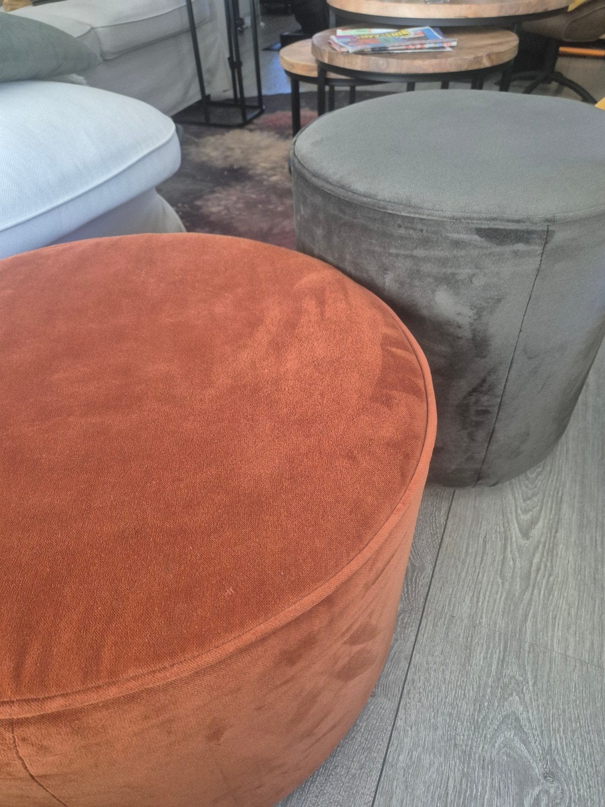 WOOOD Poef voetenbank hocker 2 stuks velvet fluweel, Huis en Inrichting, Banken | Voetenbanken en Poefen, Ophalen, Rond, Minder dan 50 cm