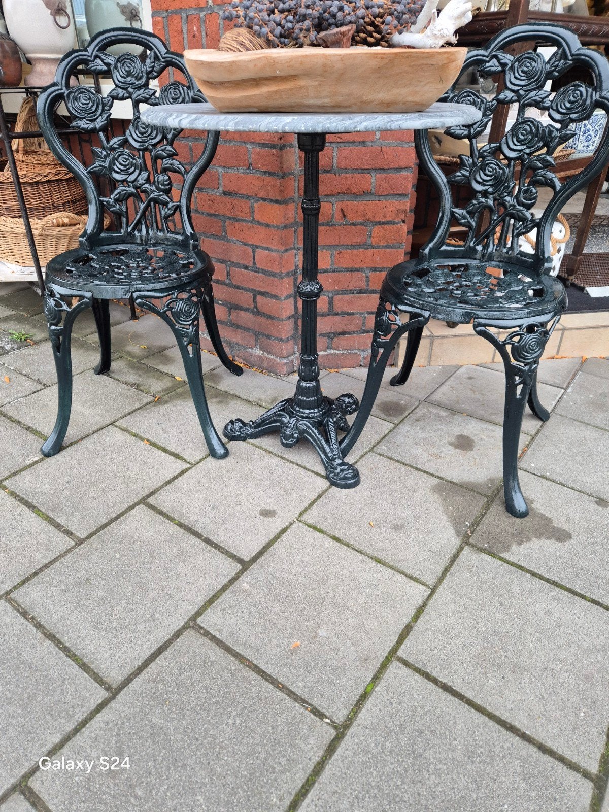 Bistroset Gietijzer tafelpoot marmerblad 2x metaal stoelen, Ophalen of Verzenden, Zo goed als nieuw, Rond, Metaal