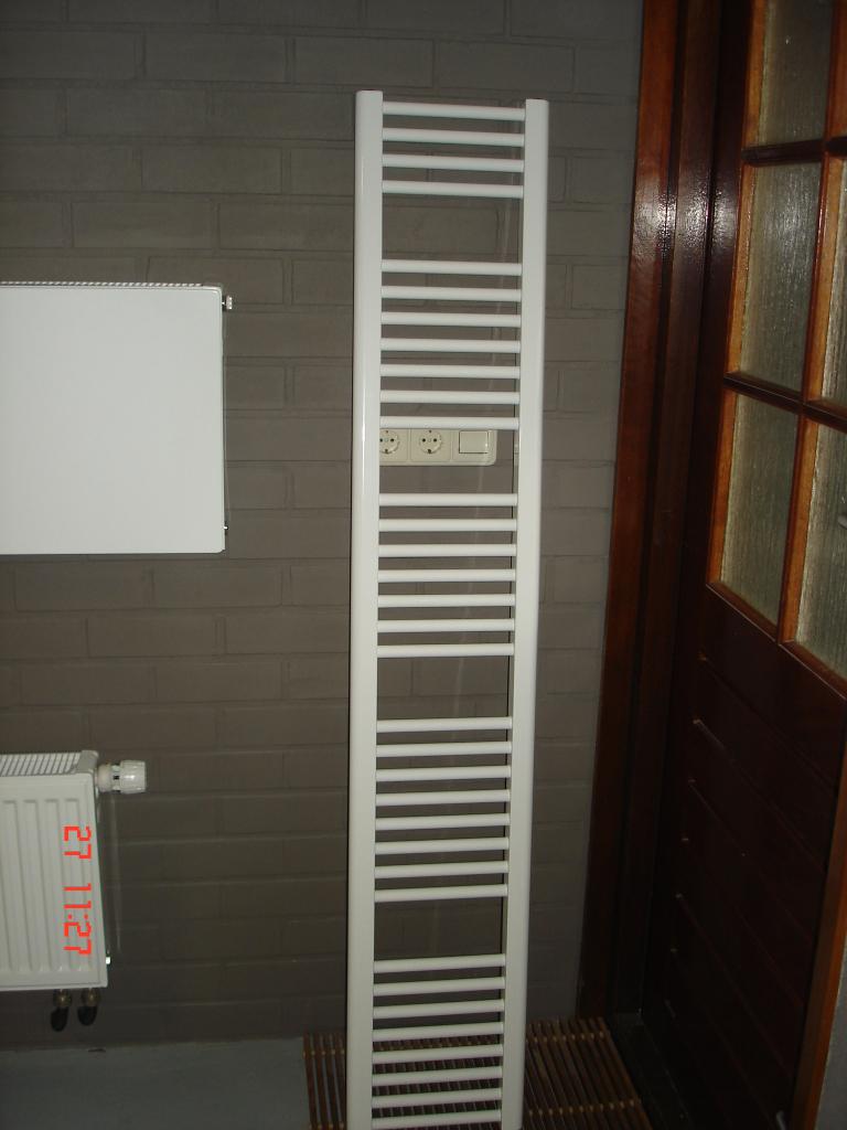 Badkamer radiator 30 cm breed x 169 cm hoog in het wit 664W, Nieuw, Ophalen of Verzenden, Wit, Metaal