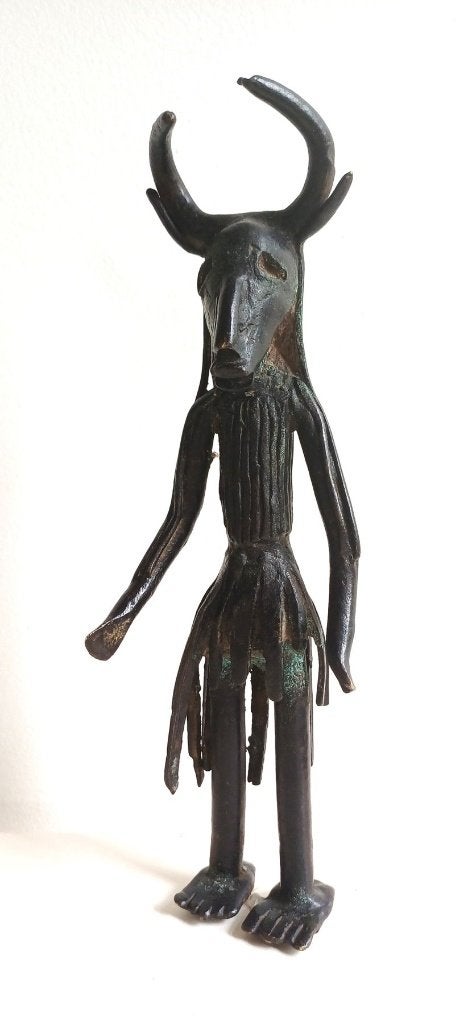 Bronzen fetisj van een man met een hertenhoofd - Yoruba, Ophalen of Verzenden, Beeld, 25 cm, Brons