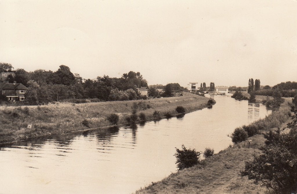 Eefde  -   gezicht op Twenthekanaal met sluizen      =0004=, Verzamelen, Ophalen of Verzenden, 1940 tot 1960, Gelopen, Gelderland