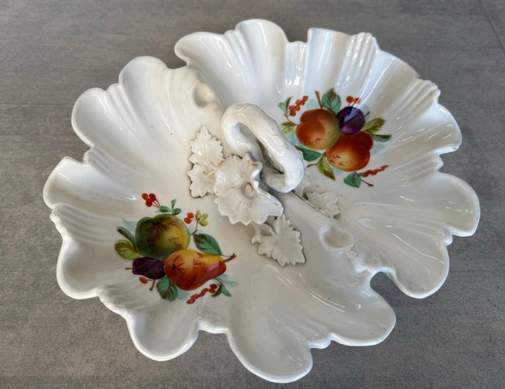 Antieke porseleinen schaal met fruitdecoratie, Antiek en Kunst, Antiek | Schalen, Ophalen of Verzenden