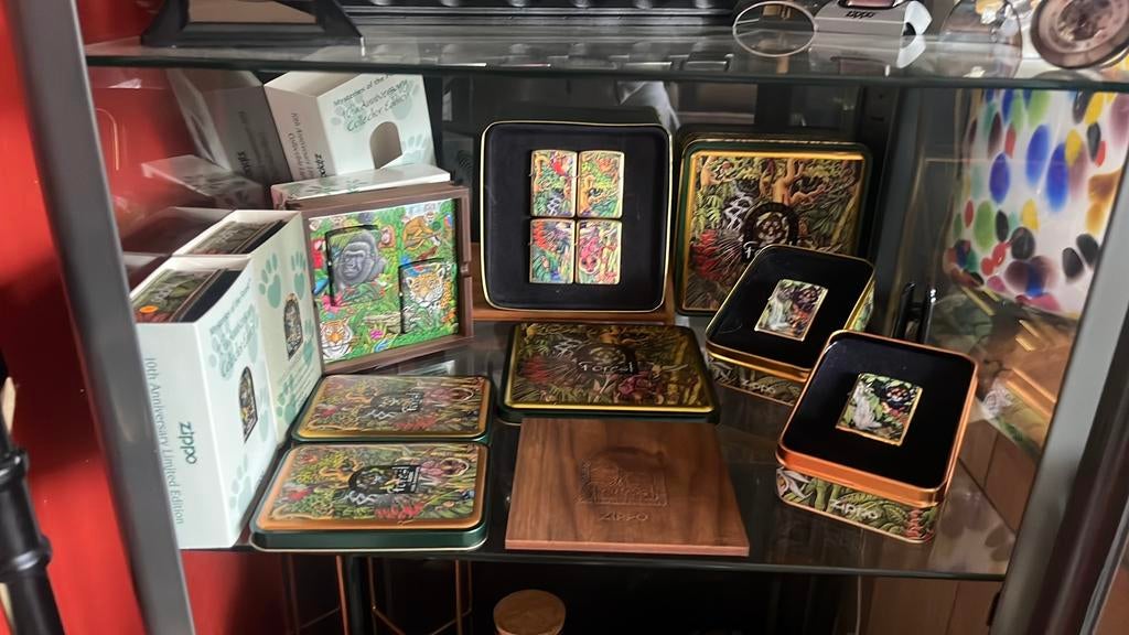 Complete set zippo mysterie of the forest, Ophalen of Verzenden, Zo goed als nieuw, Aansteker