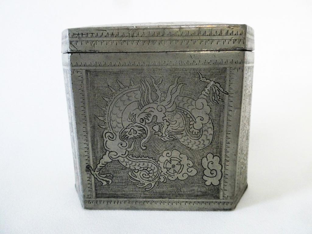 Hoekige Theebus Banka tin floraal gedecoreerd met draken, Antiek en Kunst, Antiek | Tin, Ophalen of Verzenden
