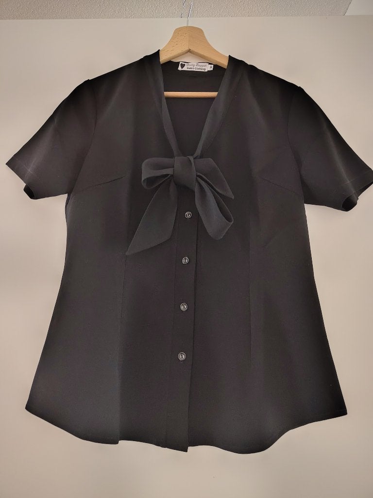 retro blouse met strik Daisy Dapper (zwart, maat M), Kleding | Dames, Maat 38/40 (M), Zwart, Ophalen of Verzenden, Zo goed als nieuw