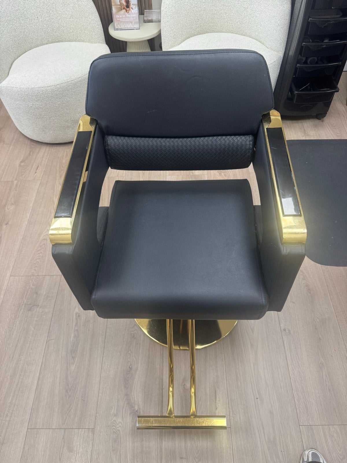 Luxe Zwarte Kappersstoel met Gouden Details, Huis en Inrichting, Ophalen, Zwart, Leer, Zo goed als nieuw