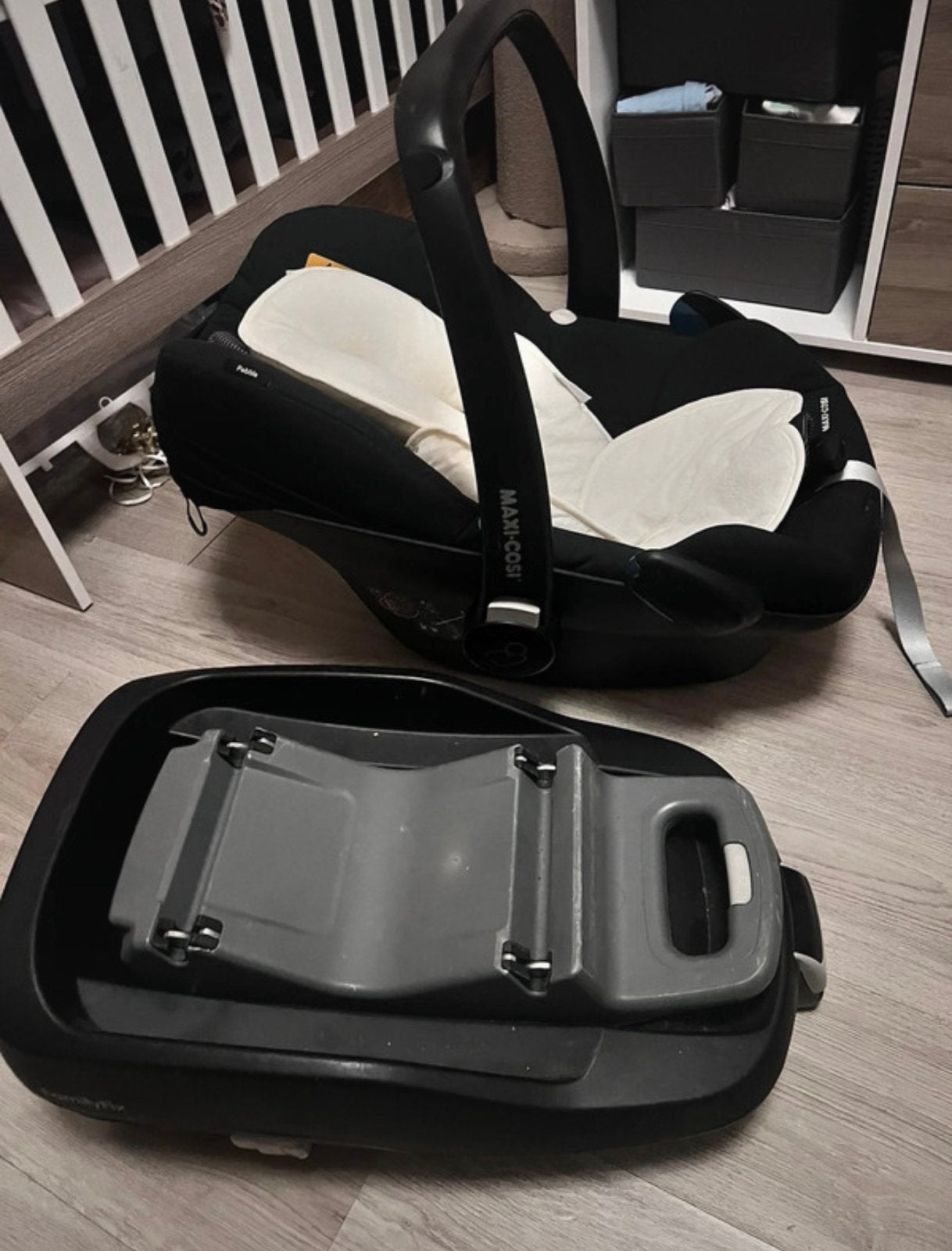 Maxi-Cosi Pebble Plus met FamilyFix base, Kinderen en Baby's, Autogordel of Isofix, Gebruikt, 0 t/m 13 kg, Maxi-Cosi