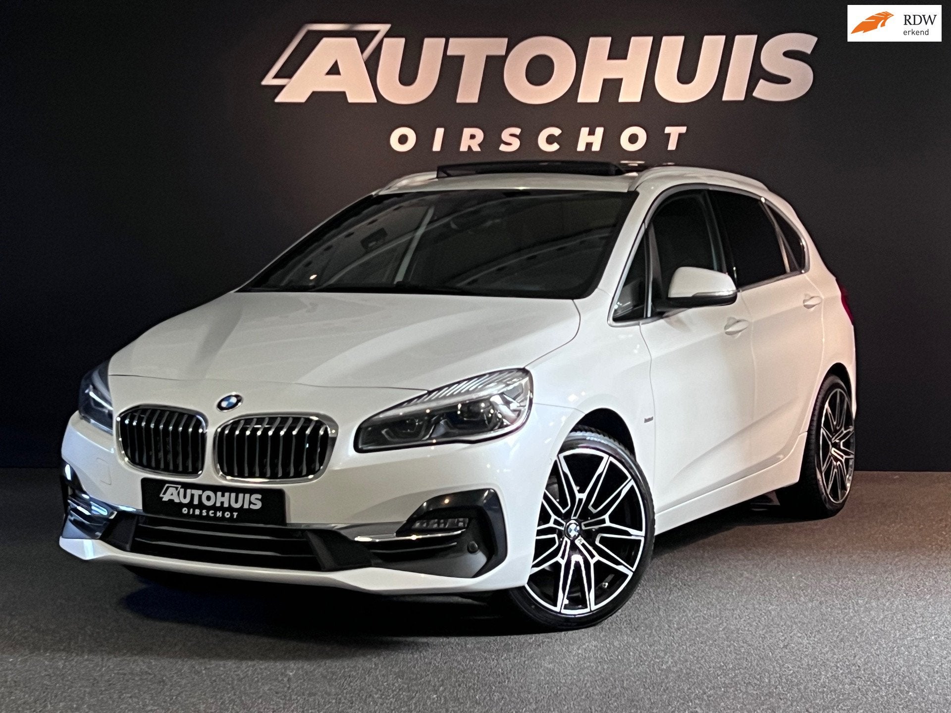 BMW 2-serie Active Tourer 218i High Executive Launch Edition, Dealer onderhouden, Gebruikt, Euro 6, Wit